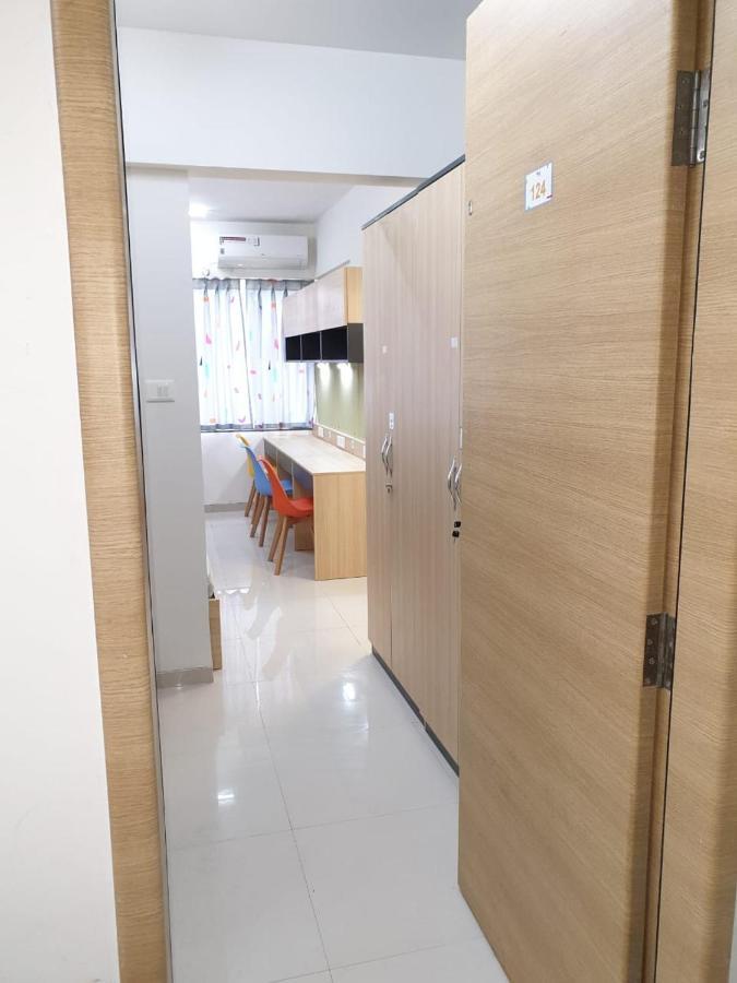 פונה Youthville Boys Hostel מראה חיצוני תמונה