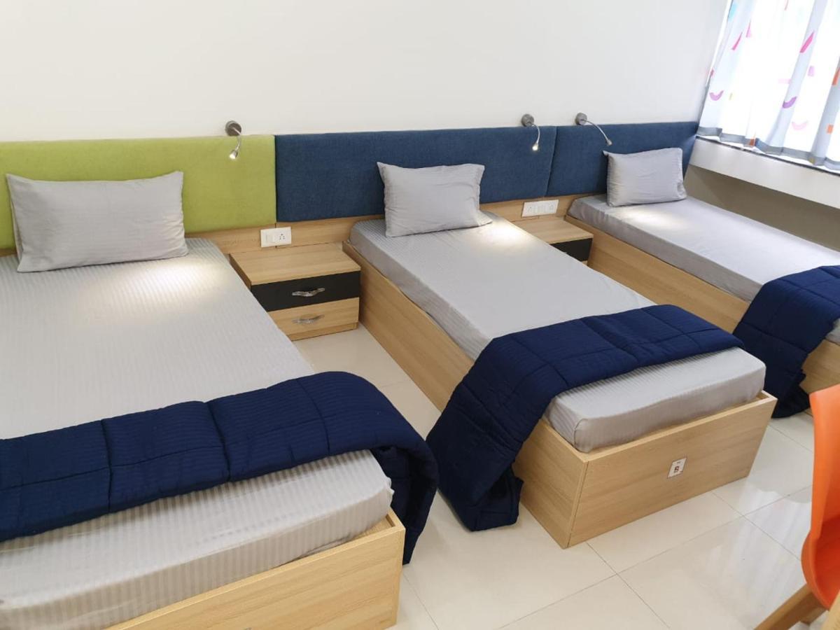 פונה Youthville Boys Hostel מראה חיצוני תמונה